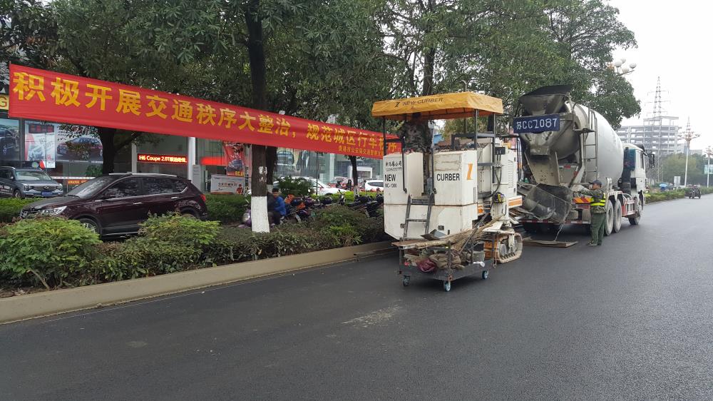 為什么說(shuō)路緣石滑模機(jī)是混凝土滑模攤鋪的好幫手呢？