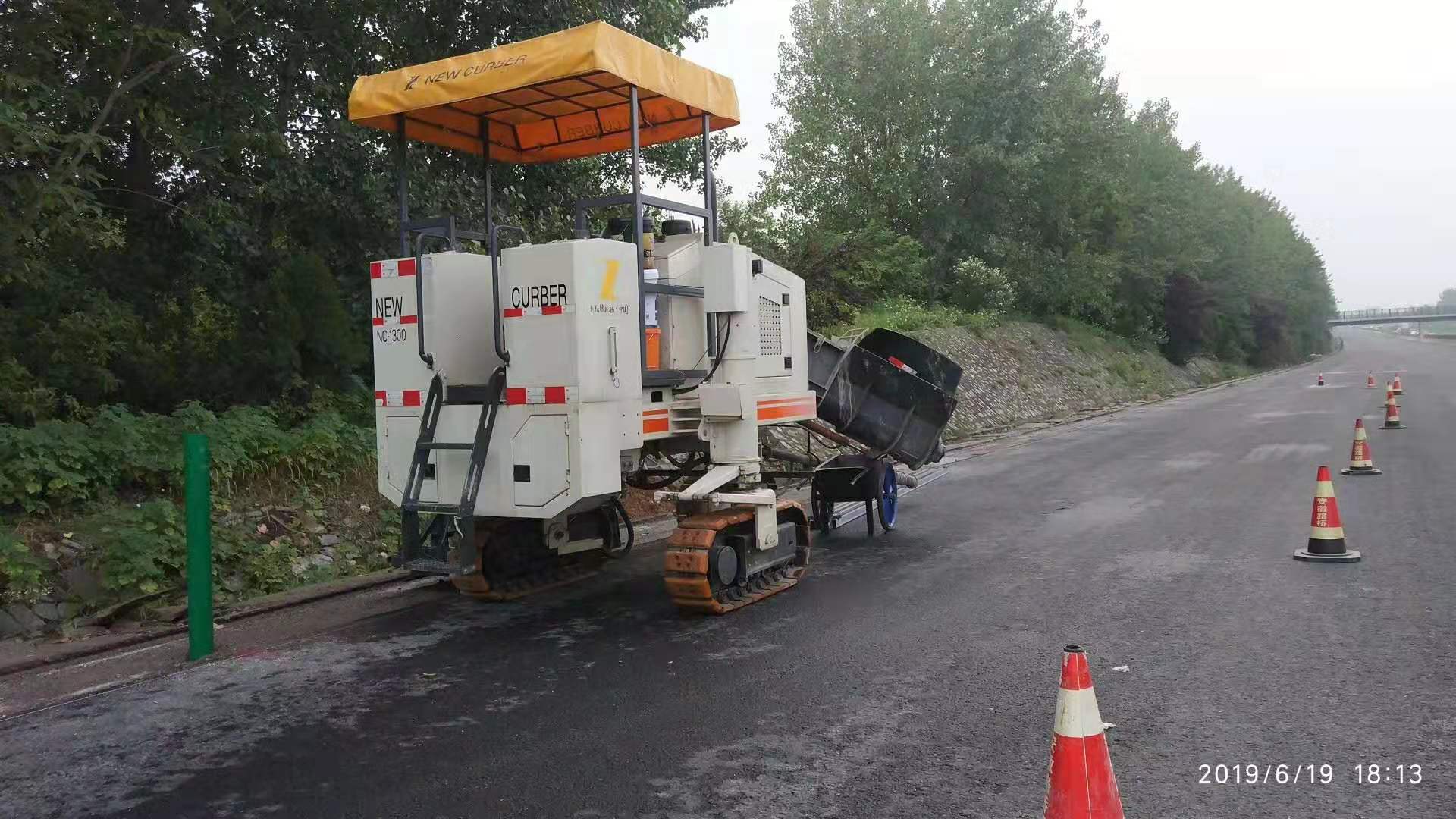 路面攤鋪開始前，務(wù)必要對混凝土路緣石滑模攤鋪機(jī)的性能進(jìn)行全面檢查