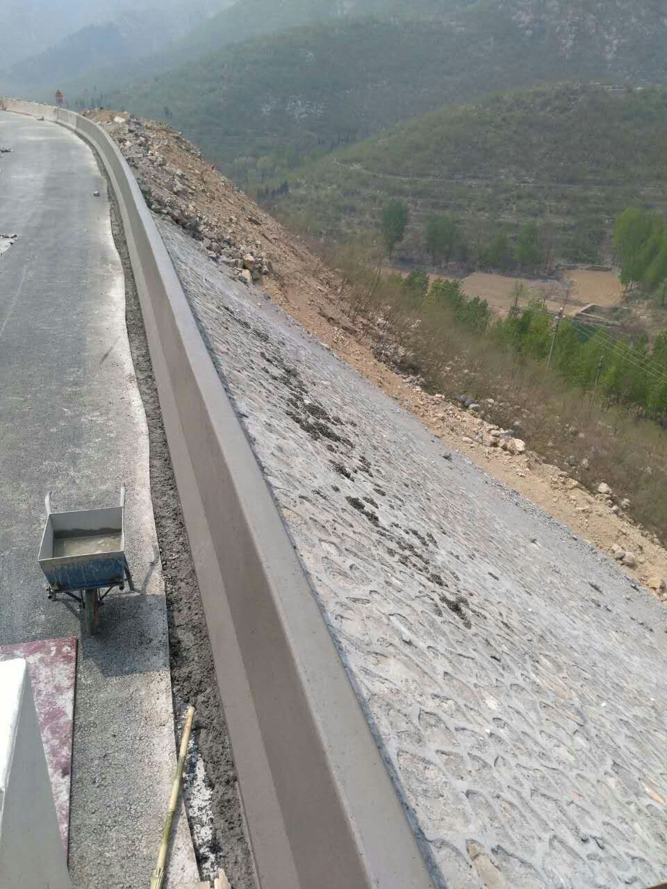 無論何種工況，路緣石滑模機(jī)都能完美運(yùn)行