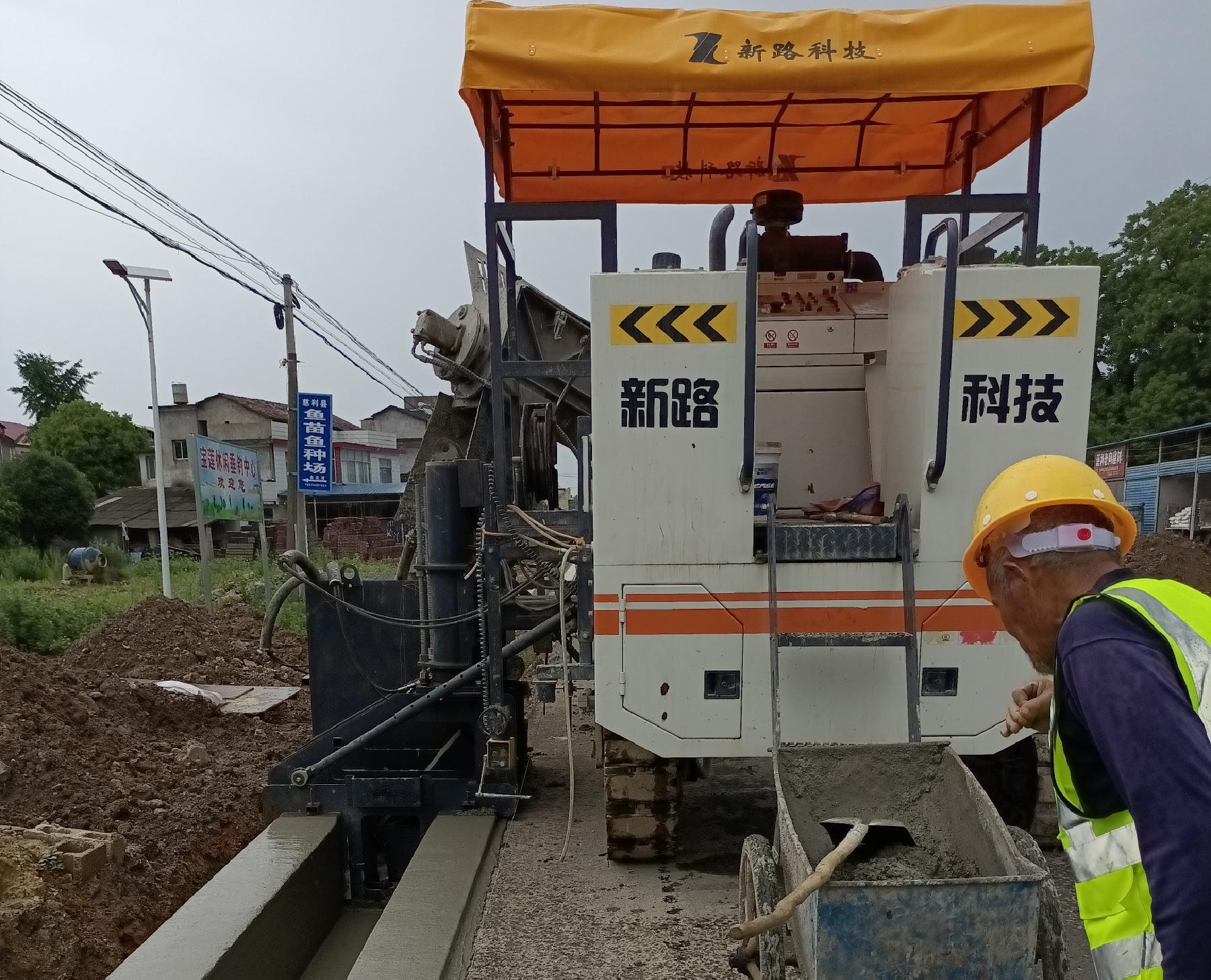 G353慈利至張家界城區(qū)公路排水溝滑模一次性成型，滑模施工效率高